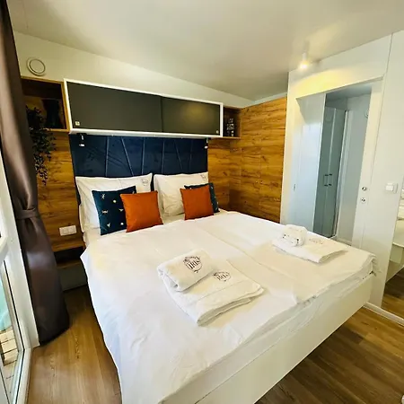 Iris Homes Кемпинг Биоград-на-Мору