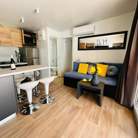 Кемпинг Iris Homes Биоград-на-Мору