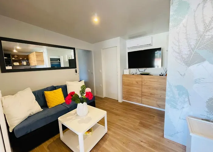 Kamp alanı Iris Homes Biograd Na Moru